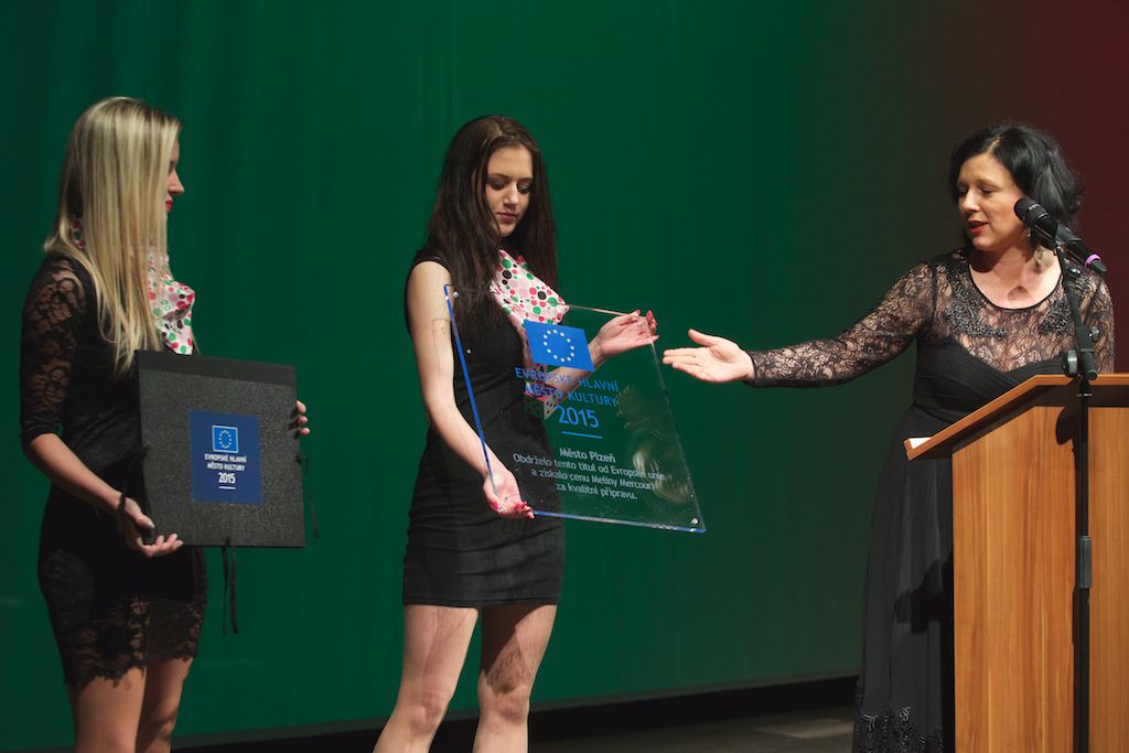 Symbolickou vládu Plzni pro rok 2015 na poli evropské kultury předali zástupci lotyšské Rigy a švédské Umey. Z Bruselu přivezla plaketu s titulem Evropské hlavní město kultury 2015 a Cenou Meliny Mercouri eurokomisařka pro spravedlnost, ochranu spotřebitelů a otázky rovnosti pohlaví Věra Jourová. Slavnostní atmosféru doplnilo několik písní z muzikálu Edith – vrabčák z předměstí v podání Radky Fišarové a originální uvedení evropské hymny samotnými hosty večera. Poté se jeviště a zákulisí divadla proměnilo v malou Plzeň s ulicemi, venkovní kavárnou i hospůdkou s plzeňským pivem. (foto: R. Muchka, 17.1.2015)