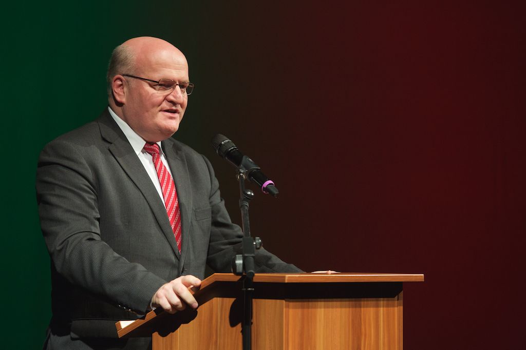 Symbolickou vládu Plzni pro rok 2015 na poli evropské kultury předali zástupci lotyšské Rigy a švédské Umey. Z Bruselu přivezla plaketu s titulem Evropské hlavní město kultury 2015 a Cenou Meliny Mercouri eurokomisařka pro spravedlnost, ochranu spotřebitelů a otázky rovnosti pohlaví Věra Jourová. Slavnostní atmosféru doplnilo několik písní z muzikálu Edith – vrabčák z předměstí v podání Radky Fišarové a originální uvedení evropské hymny samotnými hosty večera. Poté se jeviště a zákulisí divadla proměnilo v malou Plzeň s ulicemi, venkovní kavárnou i hospůdkou s plzeňským pivem. (foto: R. Muchka, 17.1.2015)