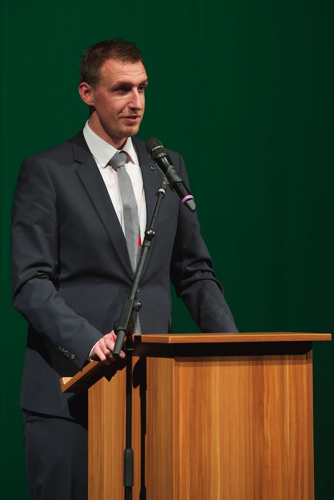 Symbolickou vládu Plzni pro rok 2015 na poli evropské kultury předali zástupci lotyšské Rigy a švédské Umey. Z Bruselu přivezla plaketu s titulem Evropské hlavní město kultury 2015 a Cenou Meliny Mercouri eurokomisařka pro spravedlnost, ochranu spotřebitelů a otázky rovnosti pohlaví Věra Jourová. Slavnostní atmosféru doplnilo několik písní z muzikálu Edith – vrabčák z předměstí v podání Radky Fišarové a originální uvedení evropské hymny samotnými hosty večera. Poté se jeviště a zákulisí divadla proměnilo v malou Plzeň s ulicemi, venkovní kavárnou i hospůdkou s plzeňským pivem. (foto: R. Muchka, 17.1.2015)