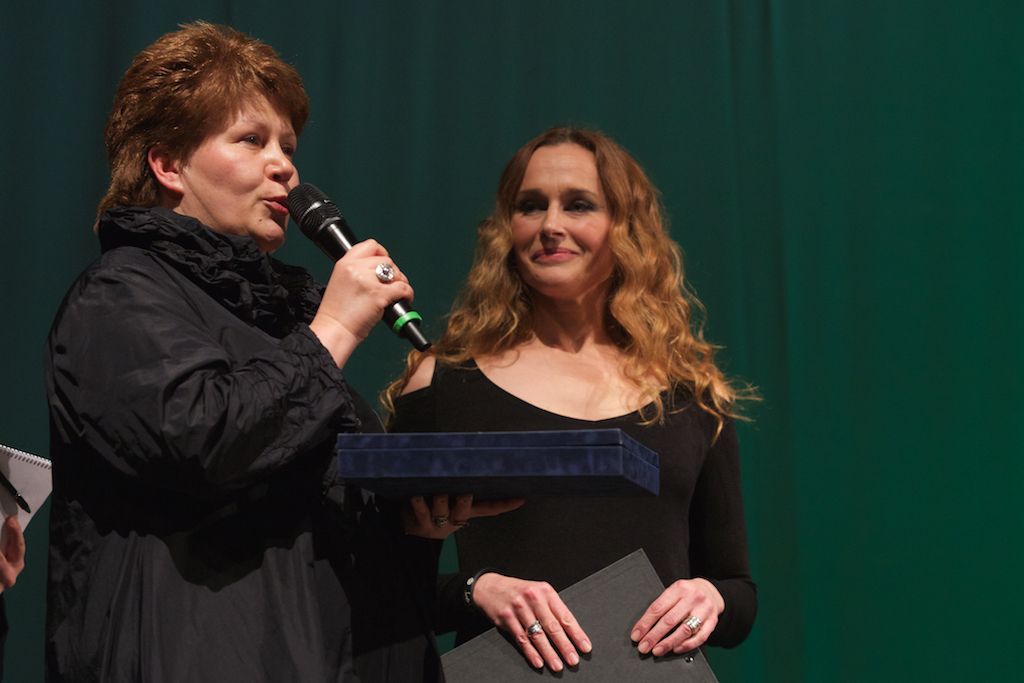 Symbolickou vládu Plzni pro rok 2015 na poli evropské kultury předali zástupci lotyšské Rigy a švédské Umey. Z Bruselu přivezla plaketu s titulem Evropské hlavní město kultury 2015 a Cenou Meliny Mercouri eurokomisařka pro spravedlnost, ochranu spotřebitelů a otázky rovnosti pohlaví Věra Jourová. Slavnostní atmosféru doplnilo několik písní z muzikálu Edith – vrabčák z předměstí v podání Radky Fišarové a originální uvedení evropské hymny samotnými hosty večera. Poté se jeviště a zákulisí divadla proměnilo v malou Plzeň s ulicemi, venkovní kavárnou i hospůdkou s plzeňským pivem. (foto: R. Muchka, 17.1.2015)