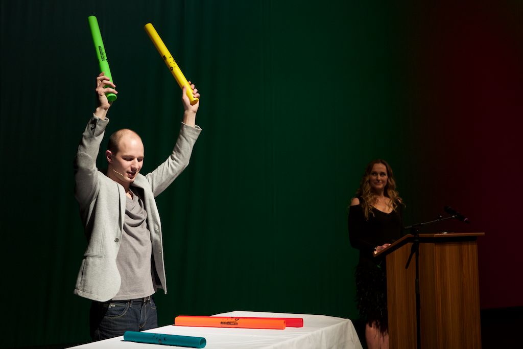 Symbolickou vládu Plzni pro rok 2015 na poli evropské kultury předali zástupci lotyšské Rigy a švédské Umey. Z Bruselu přivezla plaketu s titulem Evropské hlavní město kultury 2015 a Cenou Meliny Mercouri eurokomisařka pro spravedlnost, ochranu spotřebitelů a otázky rovnosti pohlaví Věra Jourová. Slavnostní atmosféru doplnilo několik písní z muzikálu Edith – vrabčák z předměstí v podání Radky Fišarové a originální uvedení evropské hymny samotnými hosty večera. Poté se jeviště a zákulisí divadla proměnilo v malou Plzeň s ulicemi, venkovní kavárnou i hospůdkou s plzeňským pivem. (foto: R. Muchka, 17.1.2015)