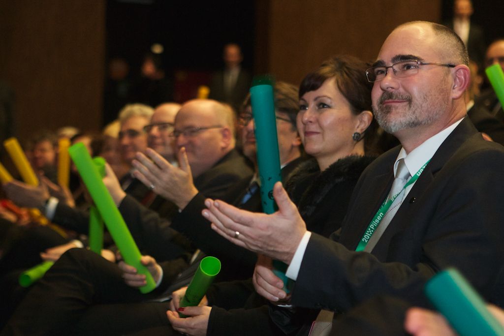 Symbolickou vládu Plzni pro rok 2015 na poli evropské kultury předali zástupci lotyšské Rigy a švédské Umey. Z Bruselu přivezla plaketu s titulem Evropské hlavní město kultury 2015 a Cenou Meliny Mercouri eurokomisařka pro spravedlnost, ochranu spotřebitelů a otázky rovnosti pohlaví Věra Jourová. Slavnostní atmosféru doplnilo několik písní z muzikálu Edith – vrabčák z předměstí v podání Radky Fišarové a originální uvedení evropské hymny samotnými hosty večera. Poté se jeviště a zákulisí divadla proměnilo v malou Plzeň s ulicemi, venkovní kavárnou i hospůdkou s plzeňským pivem. (foto: R. Muchka, 17.1.2015)