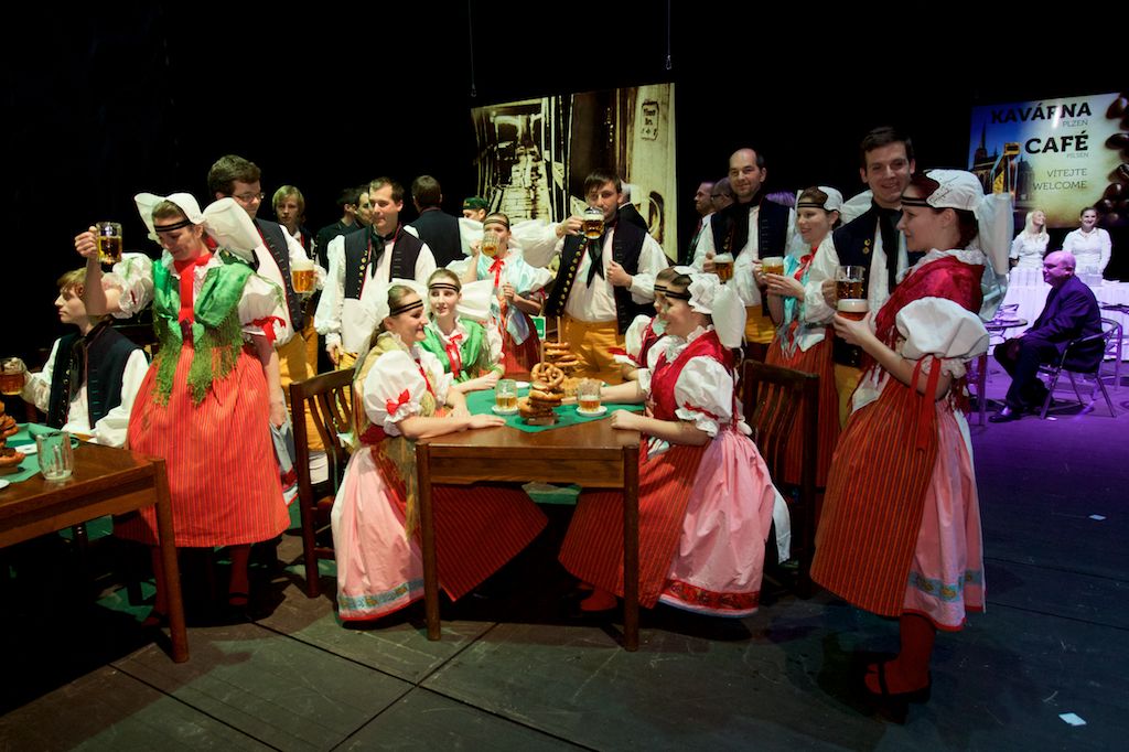 Symbolickou vládu Plzni pro rok 2015 na poli evropské kultury předali zástupci lotyšské Rigy a švédské Umey. Z Bruselu přivezla plaketu s titulem Evropské hlavní město kultury 2015 a Cenou Meliny Mercouri eurokomisařka pro spravedlnost, ochranu spotřebitelů a otázky rovnosti pohlaví Věra Jourová. Slavnostní atmosféru doplnilo několik písní z muzikálu Edith – vrabčák z předměstí v podání Radky Fišarové a originální uvedení evropské hymny samotnými hosty večera. Poté se jeviště a zákulisí divadla proměnilo v malou Plzeň s ulicemi, venkovní kavárnou i hospůdkou s plzeňským pivem. (foto: R. Muchka, 17.1.2015)