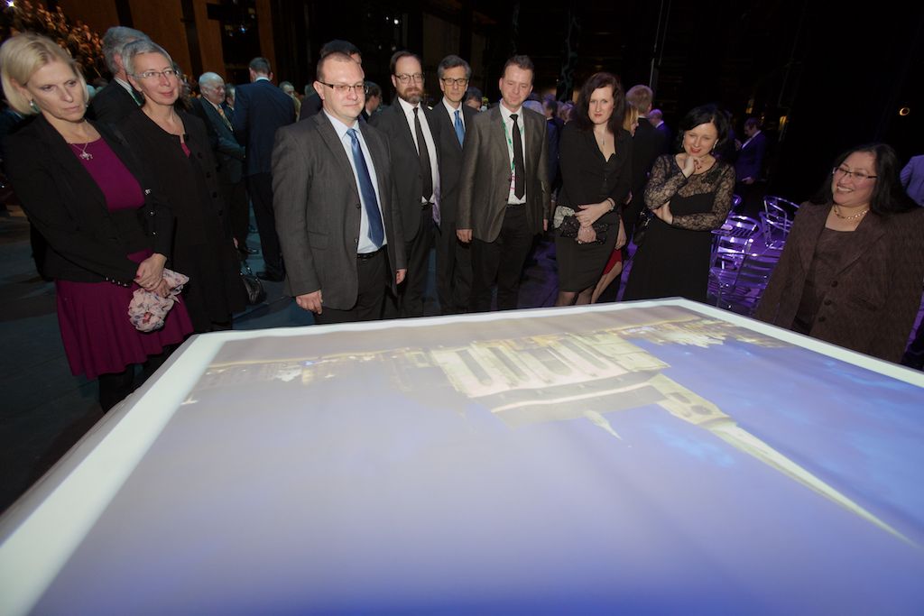 Symbolickou vládu Plzni pro rok 2015 na poli evropské kultury předali zástupci lotyšské Rigy a švédské Umey. Z Bruselu přivezla plaketu s titulem Evropské hlavní město kultury 2015 a Cenou Meliny Mercouri eurokomisařka pro spravedlnost, ochranu spotřebitelů a otázky rovnosti pohlaví Věra Jourová. Slavnostní atmosféru doplnilo několik písní z muzikálu Edith – vrabčák z předměstí v podání Radky Fišarové a originální uvedení evropské hymny samotnými hosty večera. Poté se jeviště a zákulisí divadla proměnilo v malou Plzeň s ulicemi, venkovní kavárnou i hospůdkou s plzeňským pivem. (foto: R. Muchka, 17.1.2015)