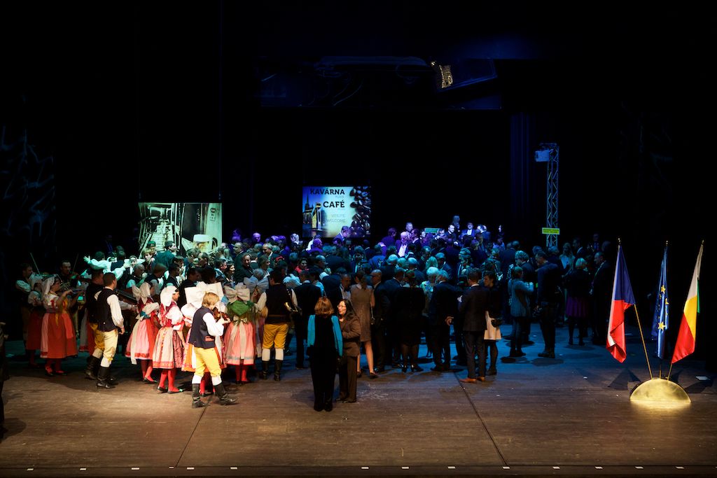 Symbolickou vládu Plzni pro rok 2015 na poli evropské kultury předali zástupci lotyšské Rigy a švédské Umey. Z Bruselu přivezla plaketu s titulem Evropské hlavní město kultury 2015 a Cenou Meliny Mercouri eurokomisařka pro spravedlnost, ochranu spotřebitelů a otázky rovnosti pohlaví Věra Jourová. Slavnostní atmosféru doplnilo několik písní z muzikálu Edith – vrabčák z předměstí v podání Radky Fišarové a originální uvedení evropské hymny samotnými hosty večera. Poté se jeviště a zákulisí divadla proměnilo v malou Plzeň s ulicemi, venkovní kavárnou i hospůdkou s plzeňským pivem. (foto: R. Muchka, 17.1.2015)