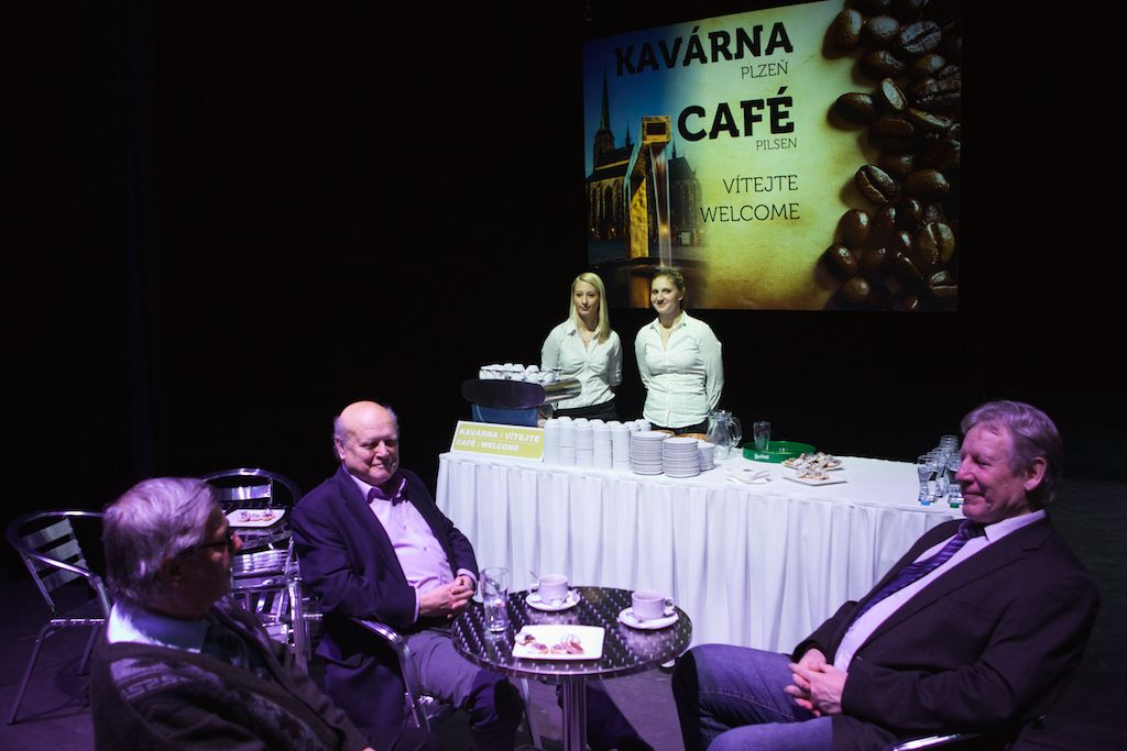 Symbolickou vládu Plzni pro rok 2015 na poli evropské kultury předali zástupci lotyšské Rigy a švédské Umey. Z Bruselu přivezla plaketu s titulem Evropské hlavní město kultury 2015 a Cenou Meliny Mercouri eurokomisařka pro spravedlnost, ochranu spotřebitelů a otázky rovnosti pohlaví Věra Jourová. Slavnostní atmosféru doplnilo několik písní z muzikálu Edith – vrabčák z předměstí v podání Radky Fišarové a originální uvedení evropské hymny samotnými hosty večera. Poté se jeviště a zákulisí divadla proměnilo v malou Plzeň s ulicemi, venkovní kavárnou i hospůdkou s plzeňským pivem. (foto: R. Muchka, 17.1.2015)