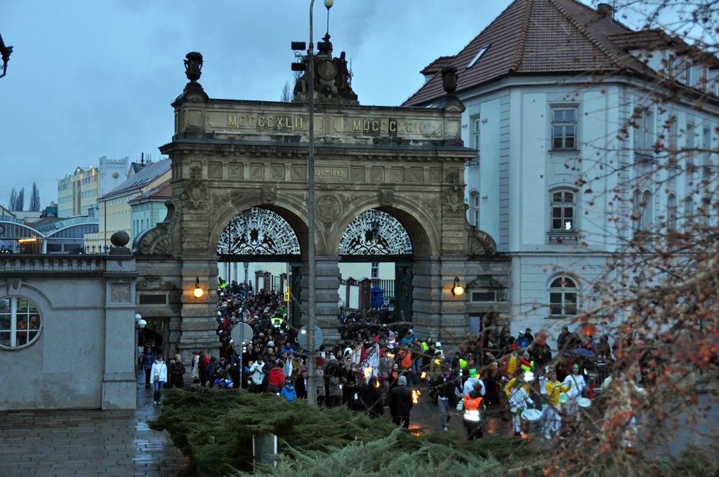 Jeden ze čtyř pramenů reprezentujících to nejlepší z Plzně a zároveň čtyři její řeky vyšel z Plzeňského Prazdroje a s ostatními se symbolicky spojil na náměstí Republiky a otevřel ho tak široké veřejnosti. (foto: Z. Kubalová, 17.1.2015)