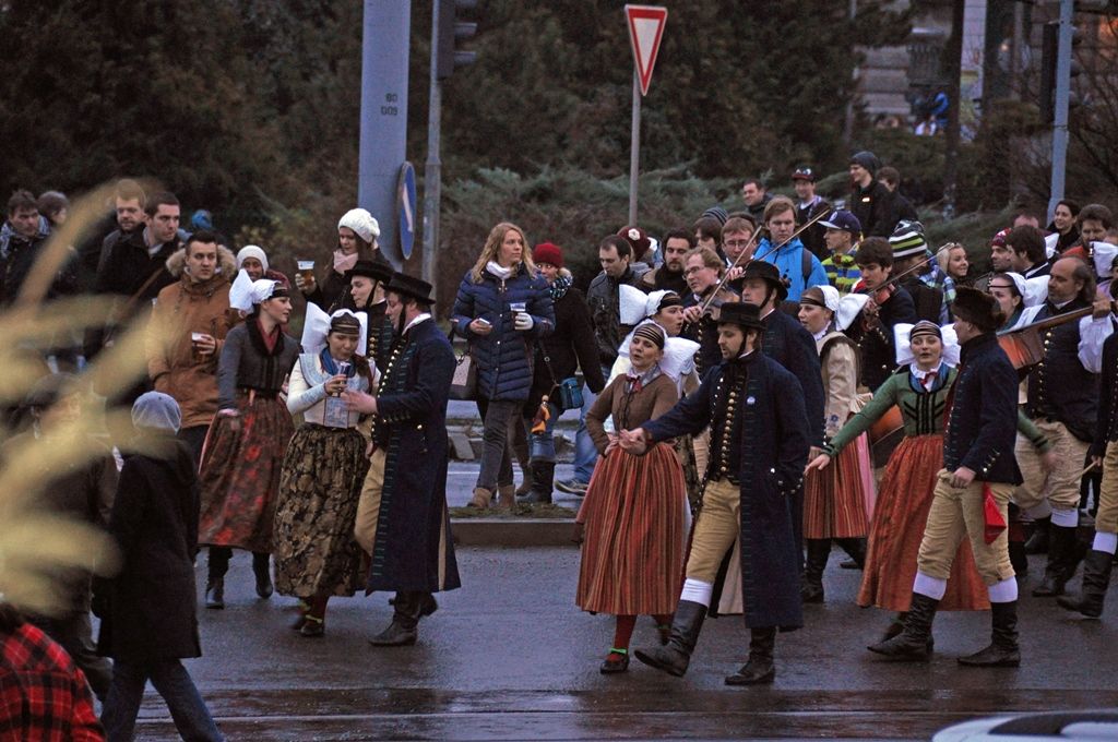 Jeden ze čtyř pramenů reprezentujících to nejlepší z Plzně a zároveň čtyři její řeky vyšel z Plzeňského Prazdroje a s ostatními se symbolicky spojil na náměstí Republiky a otevřel ho tak široké veřejnosti. (foto: Z. Kubalová, 17.1.2015)