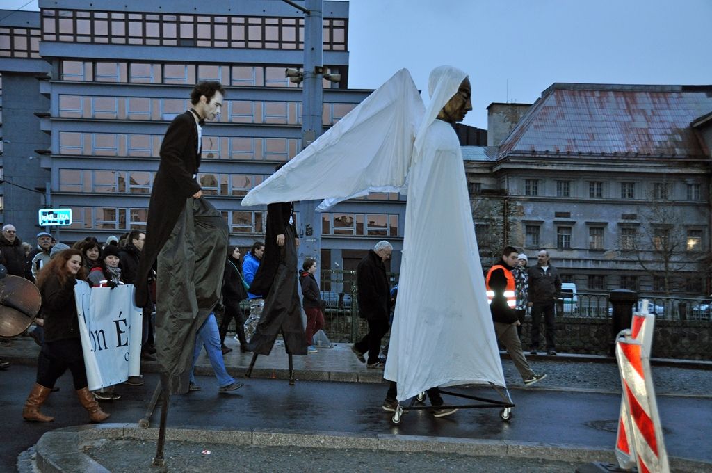 Jeden ze čtyř pramenů reprezentujících to nejlepší z Plzně a zároveň čtyři její řeky vyšel z Plzeňského Prazdroje a s ostatními se symbolicky spojil na náměstí Republiky a otevřel ho tak široké veřejnosti. (foto: Z. Kubalová, 17.1.2015)