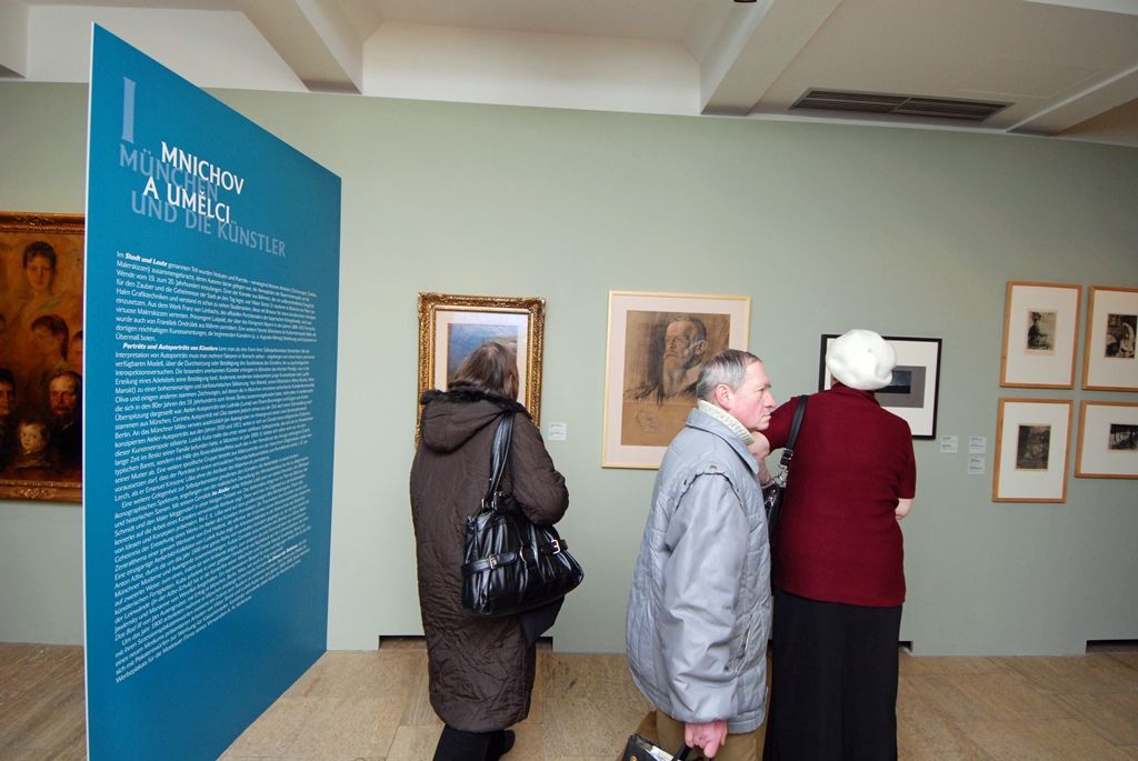 Výstava Mnichov – zářící metropole umění 1870 - 1918 Západočeské galerie v Plzni je jedním z hlavních bodů projektu Plzeň – Evropské hlavní město kultury 2015. Jsou na ní zastoupeni umělci představující slavnou malířskou mnichovskou školu, mnichovský Jugendstil a avantgardní hnutí skupiny Der Blaue Reiter. Výstava zahrnuje tvorbu umělců, jakou jsou například Carl Theodor von Piloty, Gabriel von Max, Franz von Lenbach, Wilhelm Leibl, Franz von Stuck, Vasilij Kandinskij, Alexej von Javlenskij nebo Paul Klee. Představuje také díla českých malířů působících v Mnichově té doby, jimiž byli například Václav Brožík, Alfons Mucha, Joža Uprka, Jakub Schikaneder, Emanuel Krescenc Liška, Ludvík Kuba nebo Jan Autengruber. (foto: 27.1.2015)