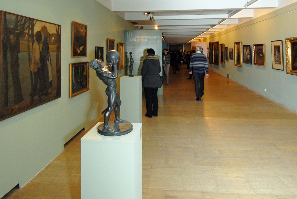 Výstava Mnichov – zářící metropole umění 1870 - 1918 Západočeské galerie v Plzni je jedním z hlavních bodů projektu Plzeň – Evropské hlavní město kultury 2015. Jsou na ní zastoupeni umělci představující slavnou malířskou mnichovskou školu, mnichovský Jugendstil a avantgardní hnutí skupiny Der Blaue Reiter. Výstava zahrnuje tvorbu umělců, jakou jsou například Carl Theodor von Piloty, Gabriel von Max, Franz von Lenbach, Wilhelm Leibl, Franz von Stuck, Vasilij Kandinskij, Alexej von Javlenskij nebo Paul Klee. Představuje také díla českých malířů působících v Mnichově té doby, jimiž byli například Václav Brožík, Alfons Mucha, Joža Uprka, Jakub Schikaneder, Emanuel Krescenc Liška, Ludvík Kuba nebo Jan Autengruber. (foto: 27.1.2015)