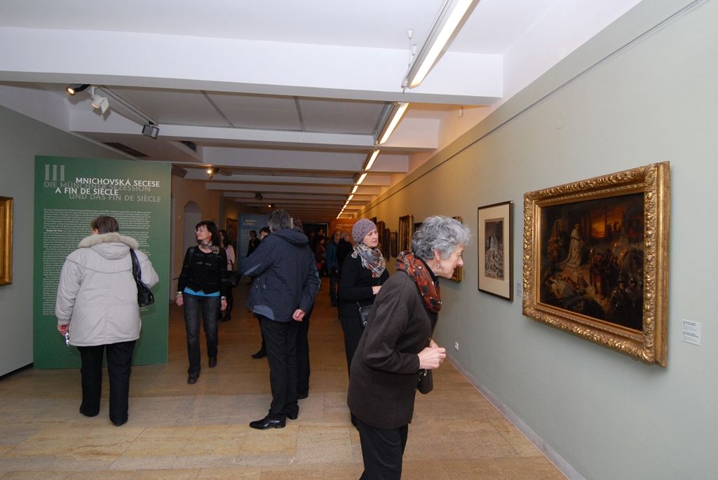 Výstava Mnichov – zářící metropole umění 1870 - 1918 Západočeské galerie v Plzni je jedním z hlavních bodů projektu Plzeň – Evropské hlavní město kultury 2015. Jsou na ní zastoupeni umělci představující slavnou malířskou mnichovskou školu, mnichovský Jugendstil a avantgardní hnutí skupiny Der Blaue Reiter. Výstava zahrnuje tvorbu umělců, jakou jsou například Carl Theodor von Piloty, Gabriel von Max, Franz von Lenbach, Wilhelm Leibl, Franz von Stuck, Vasilij Kandinskij, Alexej von Javlenskij nebo Paul Klee. Představuje také díla českých malířů působících v Mnichově té doby, jimiž byli například Václav Brožík, Alfons Mucha, Joža Uprka, Jakub Schikaneder, Emanuel Krescenc Liška, Ludvík Kuba nebo Jan Autengruber. (foto: 27.1.2015)