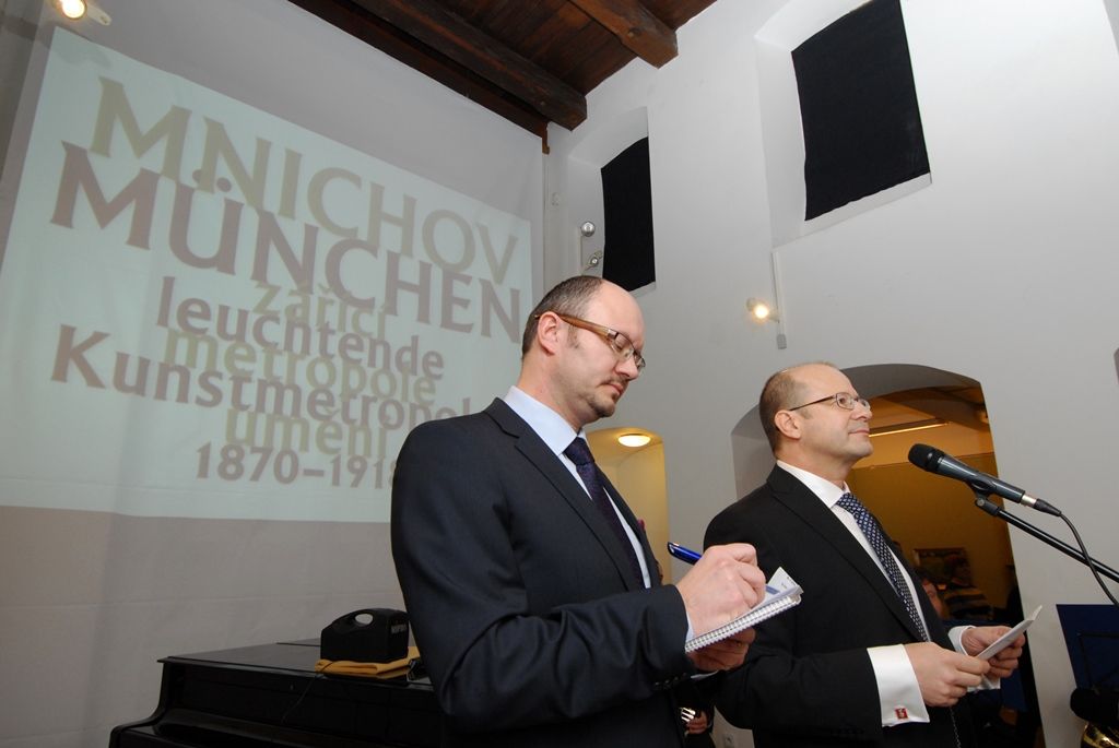 Výstava Mnichov – zářící metropole umění 1870 - 1918 Západočeské galerie v Plzni je jedním z hlavních bodů projektu Plzeň – Evropské hlavní město kultury 2015. Jsou na ní zastoupeni umělci představující slavnou malířskou mnichovskou školu, mnichovský Jugendstil a avantgardní hnutí skupiny Der Blaue Reiter. Výstava zahrnuje tvorbu umělců, jakou jsou například Carl Theodor von Piloty, Gabriel von Max, Franz von Lenbach, Wilhelm Leibl, Franz von Stuck, Vasilij Kandinskij, Alexej von Javlenskij nebo Paul Klee. Představuje také díla českých malířů působících v Mnichově té doby, jimiž byli například Václav Brožík, Alfons Mucha, Joža Uprka, Jakub Schikaneder, Emanuel Krescenc Liška, Ludvík Kuba nebo Jan Autengruber. (foto: 27.1.2015)