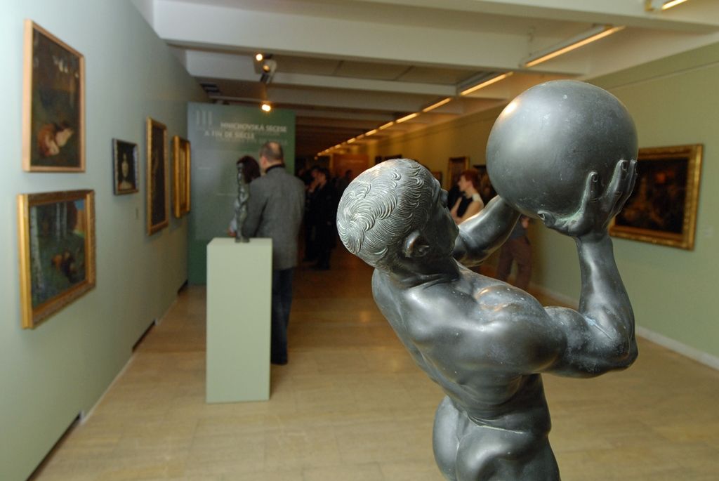 Výstava Mnichov – zářící metropole umění 1870 - 1918 Západočeské galerie v Plzni je jedním z hlavních bodů projektu Plzeň – Evropské hlavní město kultury 2015. Jsou na ní zastoupeni umělci představující slavnou malířskou mnichovskou školu, mnichovský Jugendstil a avantgardní hnutí skupiny Der Blaue Reiter. Výstava zahrnuje tvorbu umělců, jakou jsou například Carl Theodor von Piloty, Gabriel von Max, Franz von Lenbach, Wilhelm Leibl, Franz von Stuck, Vasilij Kandinskij, Alexej von Javlenskij nebo Paul Klee. Představuje také díla českých malířů působících v Mnichově té doby, jimiž byli například Václav Brožík, Alfons Mucha, Joža Uprka, Jakub Schikaneder, Emanuel Krescenc Liška, Ludvík Kuba nebo Jan Autengruber. (foto: 27.1.2015)