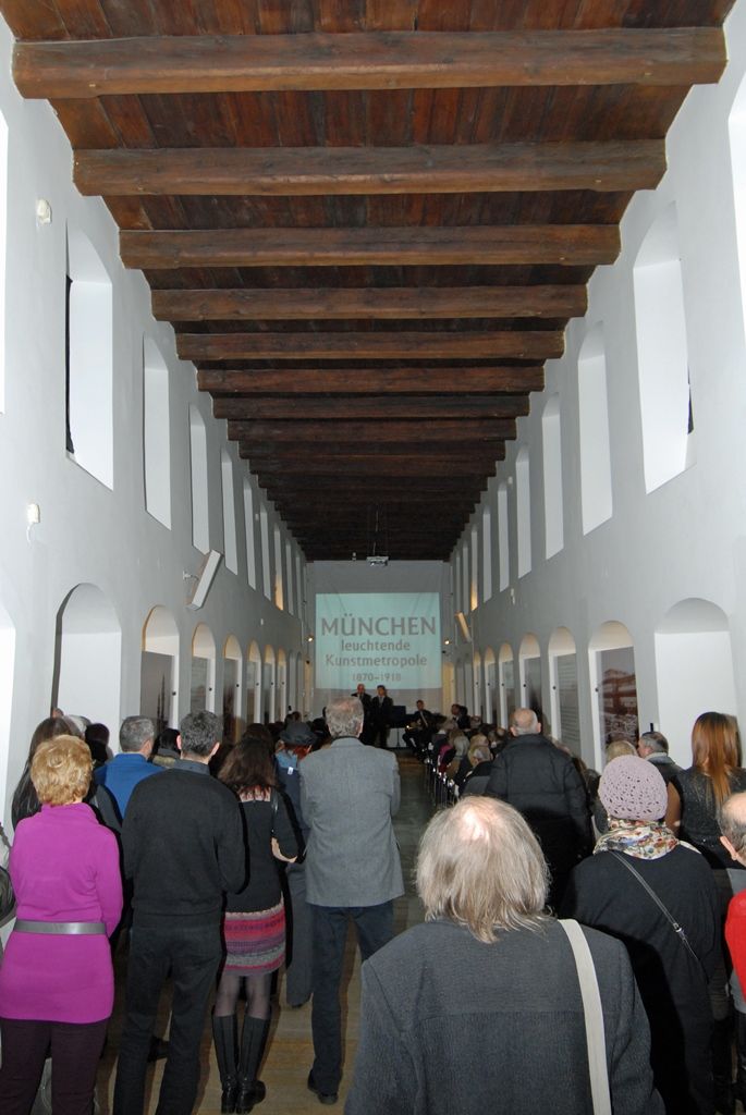 Výstava Mnichov – zářící metropole umění 1870 - 1918 Západočeské galerie v Plzni je jedním z hlavních bodů projektu Plzeň – Evropské hlavní město kultury 2015. Jsou na ní zastoupeni umělci představující slavnou malířskou mnichovskou školu, mnichovský Jugendstil a avantgardní hnutí skupiny Der Blaue Reiter. Výstava zahrnuje tvorbu umělců, jakou jsou například Carl Theodor von Piloty, Gabriel von Max, Franz von Lenbach, Wilhelm Leibl, Franz von Stuck, Vasilij Kandinskij, Alexej von Javlenskij nebo Paul Klee. Představuje také díla českých malířů působících v Mnichově té doby, jimiž byli například Václav Brožík, Alfons Mucha, Joža Uprka, Jakub Schikaneder, Emanuel Krescenc Liška, Ludvík Kuba nebo Jan Autengruber. (foto: 27.1.2015)