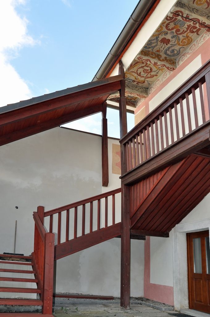 Nejstarší plzeňský lusthaus skrývá ve svém jádru předměstský dům, který se nachází v Lochotínské ulici 24. Kdysi se mu říkalo Lerchenfeldovský nebo U Táborů. Nyní patří soukromým majitelům, s nimiž se město spojilo při záchraně této cenné budovy. „V minulosti se v areálu nacházela Bolevecká karosárna, pak byl vrácen v restituci, a teď jej vlastníme my. Opravy jsou ale velice finančně náročné,“ říká Tomáš Hříbal, jednatel společnosti, které objekt patří. „V celkovém řešení představuje památkově hodnotný doklad historické zástavby Severního Předměstí,“ uvádí Petr Bukovský z odboru památkové péče magistrátu. (foto: Z. Kubalová)