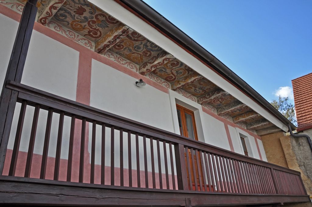 Nejstarší plzeňský lusthaus skrývá ve svém jádru předměstský dům, který se nachází v Lochotínské ulici 24. Kdysi se mu říkalo Lerchenfeldovský nebo U Táborů. Nyní patří soukromým majitelům, s nimiž se město spojilo při záchraně této cenné budovy. „V minulosti se v areálu nacházela Bolevecká karosárna, pak byl vrácen v restituci, a teď jej vlastníme my. Opravy jsou ale velice finančně náročné,“ říká Tomáš Hříbal, jednatel společnosti, které objekt patří. „V celkovém řešení představuje památkově hodnotný doklad historické zástavby Severního Předměstí,“ uvádí Petr Bukovský z odboru památkové péče magistrátu. (foto: Z. Kubalová)