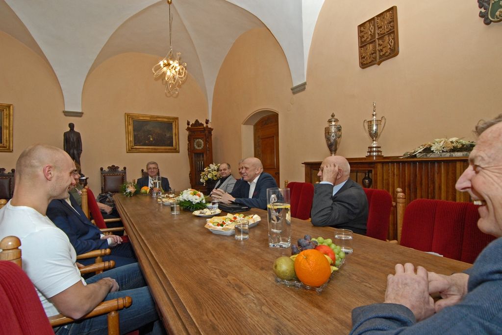 Vladimír Jarý, Vladimír Bednář, Bohuslav Ebermann, Vladimír Haber, Miroslav Varga, Jan Kůrka a Věra Štruncová, tyto osobnosti plzeňského sportu dnes zavítaly na plzeňskou radnici, aby primátora Martina Zrzaveckého a Michala Dvořáka, radního pro oblast podpory podnikání a sportu, seznámily s činností Nadačního fondu západočeských olympioniků. (foto: 18.2.2015)