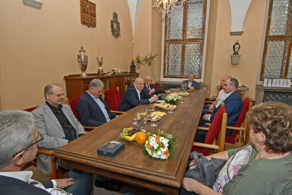 Vladimír Jarý, Vladimír Bednář, Bohuslav Ebermann, Vladimír Haber, Miroslav Varga, Jan Kůrka a Věra Štruncová, tyto osobnosti plzeňského sportu dnes zavítaly na plzeňskou radnici, aby primátora Martina Zrzaveckého a Michala Dvořáka, radního pro oblast podpory podnikání a sportu, seznámily s činností Nadačního fondu západočeských olympioniků. (foto: 18.2.2015)