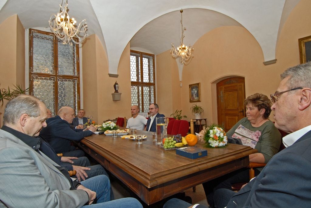 Vladimír Jarý, Vladimír Bednář, Bohuslav Ebermann, Vladimír Haber, Miroslav Varga, Jan Kůrka a Věra Štruncová, tyto osobnosti plzeňského sportu dnes zavítaly na plzeňskou radnici, aby primátora Martina Zrzaveckého a Michala Dvořáka, radního pro oblast podpory podnikání a sportu, seznámily s činností Nadačního fondu západočeských olympioniků. (foto: 18.2.2015)