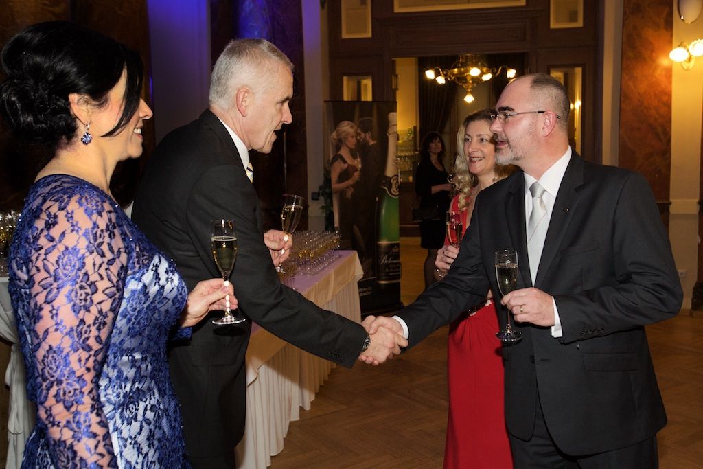Reprezentační ples města Plzně se letos uskutečnil ve znamení světla. Doplnil programovou mozaiku projektu Evropské hlavní město kultury 2015, která o víkendu Plzeňanům nabídla možnost podívat se na část Plzně v jiném světle. Kromě ojedinělých světelných zážitků se návštěvníci plesu těšili z videomappingové show a několika originálních tanečních vystoupení. Hlavním hostem večera byl plzeňský rodák Karel Gott, kterému patřil pětačtyřicetiminutový blok programu. (foto: J. Marek, 21.2.2015)