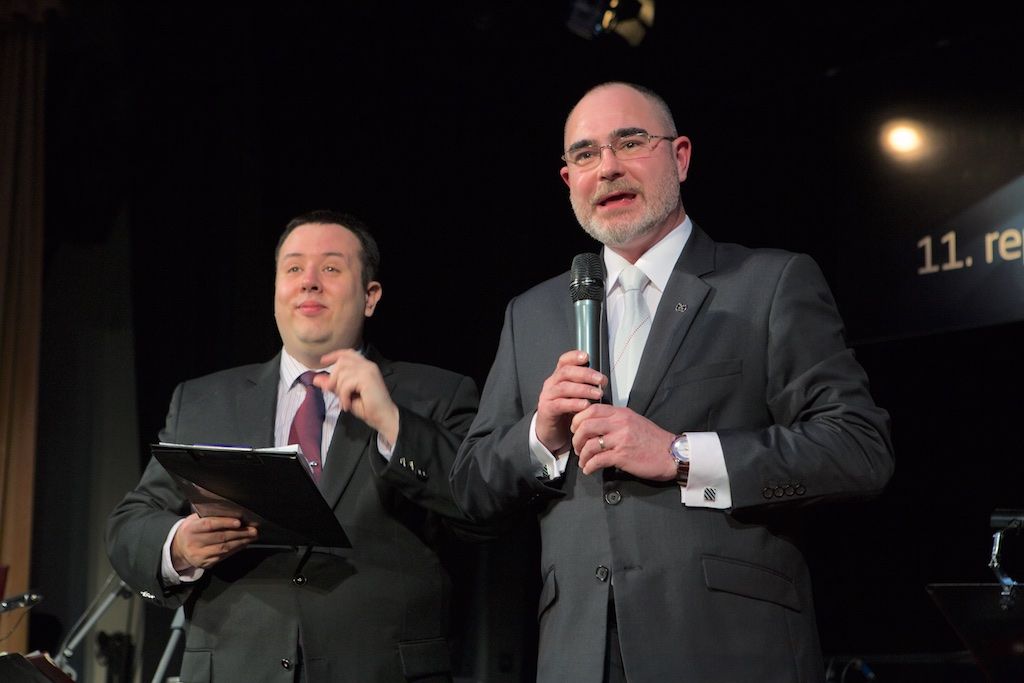 Reprezentační ples města Plzně se letos uskutečnil ve znamení světla. Doplnil programovou mozaiku projektu Evropské hlavní město kultury 2015, která o víkendu Plzeňanům nabídla možnost podívat se na část Plzně v jiném světle. Kromě ojedinělých světelných zážitků se návštěvníci plesu těšili z videomappingové show a několika originálních tanečních vystoupení. Hlavním hostem večera byl plzeňský rodák Karel Gott, kterému patřil pětačtyřicetiminutový blok programu. (foto: J. Marek, 21.2.2015)