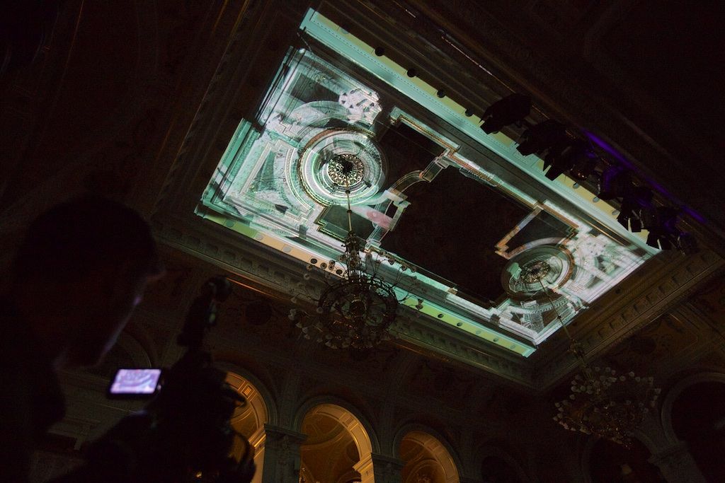 Reprezentační ples města Plzně se letos uskutečnil ve znamení světla. Doplnil programovou mozaiku projektu Evropské hlavní město kultury 2015, která o víkendu Plzeňanům nabídla možnost podívat se na část Plzně v jiném světle. Kromě ojedinělých světelných zážitků se návštěvníci plesu těšili z videomappingové show a několika originálních tanečních vystoupení. Hlavním hostem večera byl plzeňský rodák Karel Gott, kterému patřil pětačtyřicetiminutový blok programu. (foto: J. Marek, 21.2.2015)