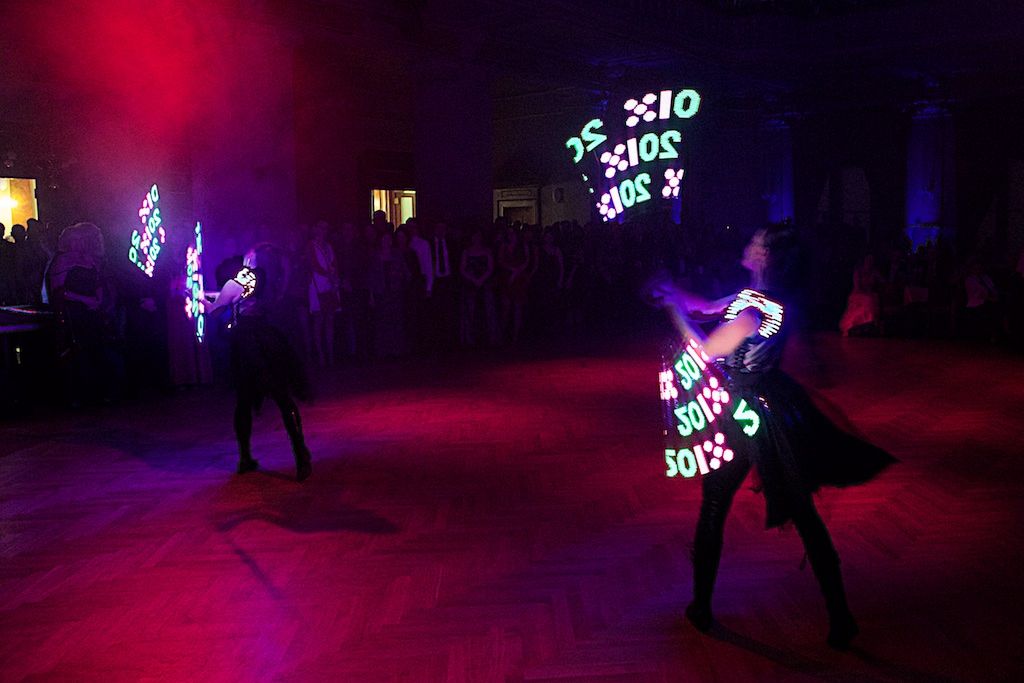 Reprezentační ples města Plzně se letos uskutečnil ve znamení světla. Doplnil programovou mozaiku projektu Evropské hlavní město kultury 2015, která o víkendu Plzeňanům nabídla možnost podívat se na část Plzně v jiném světle. Kromě ojedinělých světelných zážitků se návštěvníci plesu těšili z videomappingové show a několika originálních tanečních vystoupení. Hlavním hostem večera byl plzeňský rodák Karel Gott, kterému patřil pětačtyřicetiminutový blok programu. (foto: J. Marek, 21.2.2015)