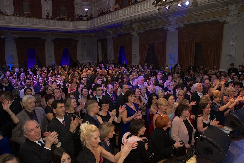 Reprezentační ples města Plzně se letos uskutečnil ve znamení světla. Doplnil programovou mozaiku projektu Evropské hlavní město kultury 2015, která o víkendu Plzeňanům nabídla možnost podívat se na část Plzně v jiném světle. Kromě ojedinělých světelných zážitků se návštěvníci plesu těšili z videomappingové show a několika originálních tanečních vystoupení. Hlavním hostem večera byl plzeňský rodák Karel Gott, kterému patřil pětačtyřicetiminutový blok programu. (foto: J. Marek, 21.2.2015)