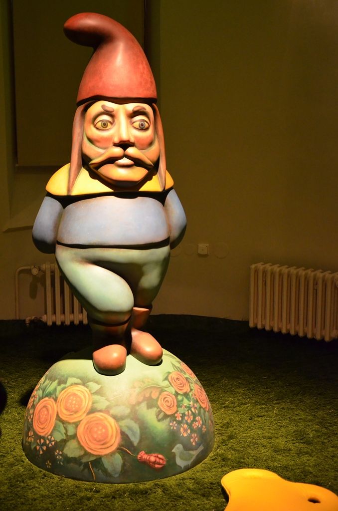 Trpaskop, štěkafon v původní Trnkově skříni, mluvící velryba nebo sloni tančící rockenroll, k tomu možnost jezdit na tříkolce a snažit se dohonit animovaného kocoura. Expozici, která rozhýbala příběh jedné z dodnes nejoblíbenějších Trnkových knih, dětské klasiky Zahrada, připravili jeho syn Jan a vnuk Matyáš. Shodně ji nazývají „Originální kybernetoskop“, tedy unikátní instalace na pomezí divadla, výstavy a animovaného filmu. (foto: E. Kriegerová, 26.2.2015)