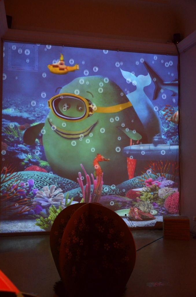 Trpaskop, štěkafon v původní Trnkově skříni, mluvící velryba nebo sloni tančící rockenroll, k tomu možnost jezdit na tříkolce a snažit se dohonit animovaného kocoura. Expozici, která rozhýbala příběh jedné z dodnes nejoblíbenějších Trnkových knih, dětské klasiky Zahrada, připravili jeho syn Jan a vnuk Matyáš. Shodně ji nazývají „Originální kybernetoskop“, tedy unikátní instalace na pomezí divadla, výstavy a animovaného filmu. (foto: E. Kriegerová, 26.2.2015)