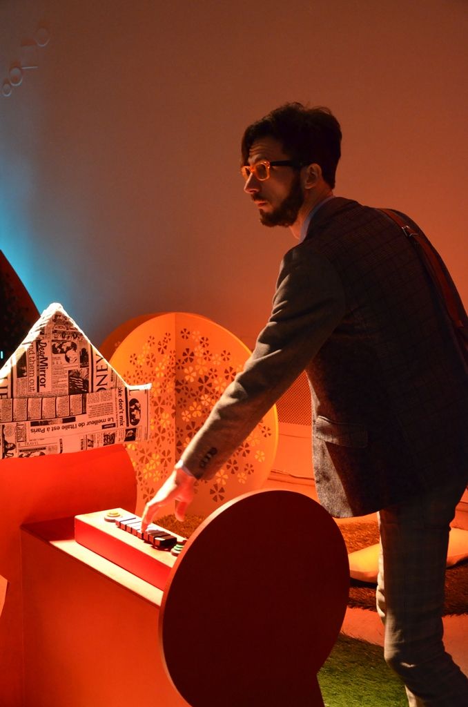 Trpaskop, štěkafon v původní Trnkově skříni, mluvící velryba nebo sloni tančící rockenroll, k tomu možnost jezdit na tříkolce a snažit se dohonit animovaného kocoura. Expozici, která rozhýbala příběh jedné z dodnes nejoblíbenějších Trnkových knih, dětské klasiky Zahrada, připravili jeho syn Jan a vnuk Matyáš. Shodně ji nazývají „Originální kybernetoskop“, tedy unikátní instalace na pomezí divadla, výstavy a animovaného filmu. (foto: E. Kriegerová, 26.2.2015)