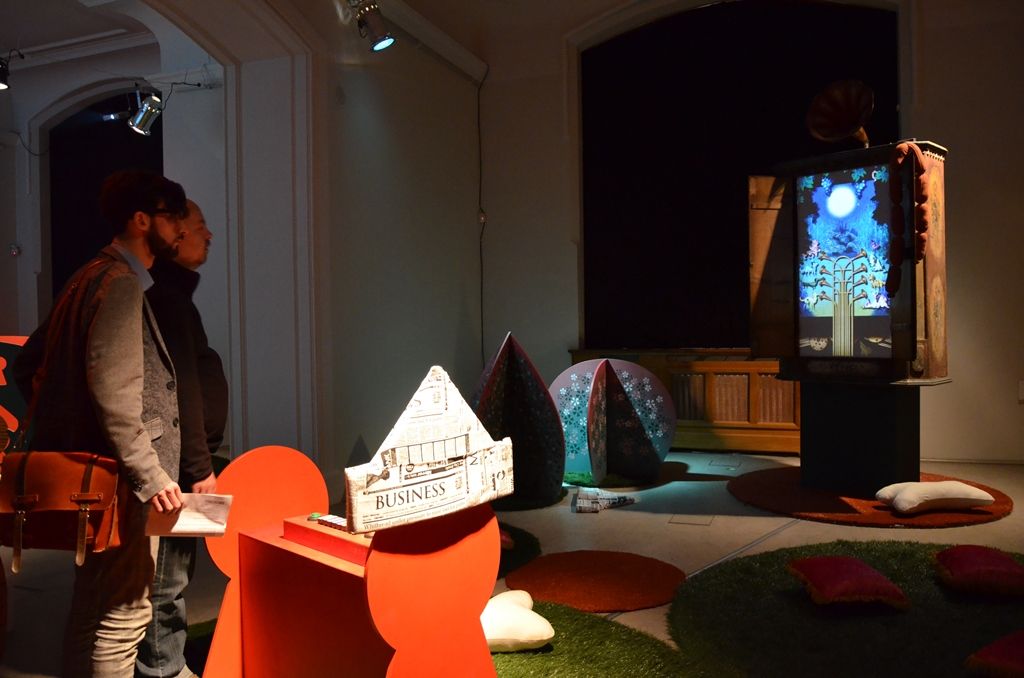 Trpaskop, štěkafon v původní Trnkově skříni, mluvící velryba nebo sloni tančící rockenroll, k tomu možnost jezdit na tříkolce a snažit se dohonit animovaného kocoura. Expozici, která rozhýbala příběh jedné z dodnes nejoblíbenějších Trnkových knih, dětské klasiky Zahrada, připravili jeho syn Jan a vnuk Matyáš. Shodně ji nazývají „Originální kybernetoskop“, tedy unikátní instalace na pomezí divadla, výstavy a animovaného filmu. (foto: E. Kriegerová, 26.2.2015)