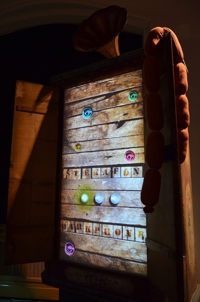 Trpaskop, štěkafon v původní Trnkově skříni, mluvící velryba nebo sloni tančící rockenroll, k tomu možnost jezdit na tříkolce a snažit se dohonit animovaného kocoura. Expozici, která rozhýbala příběh jedné z dodnes nejoblíbenějších Trnkových knih, dětské klasiky Zahrada, připravili jeho syn Jan a vnuk Matyáš. Shodně ji nazývají „Originální kybernetoskop“, tedy unikátní instalace na pomezí divadla, výstavy a animovaného filmu. (foto: E. Kriegerová, 26.2.2015)