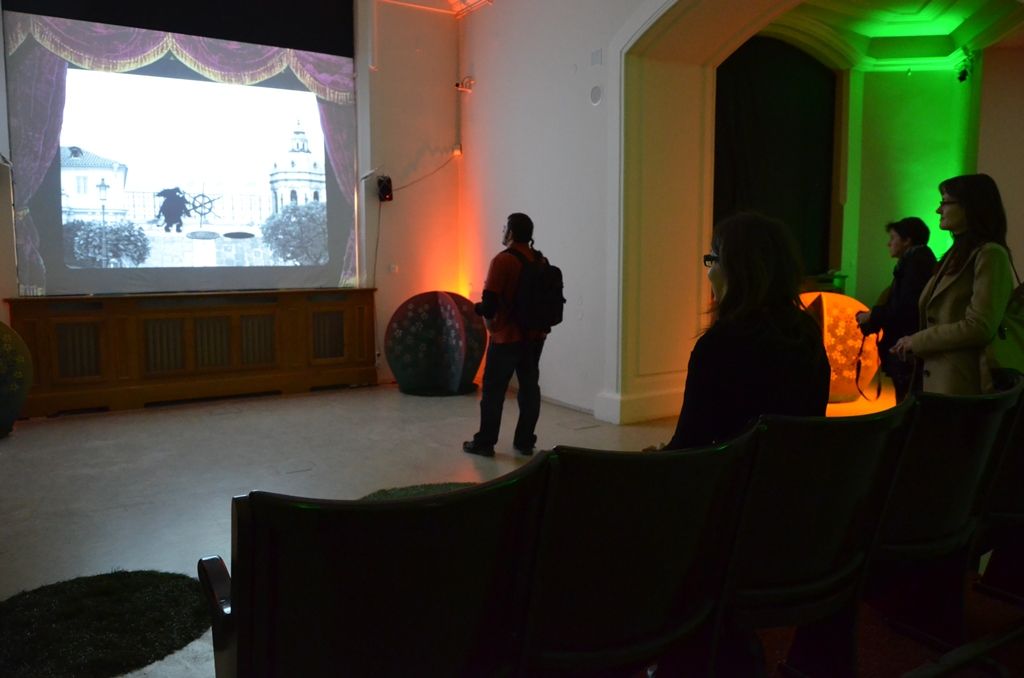 Trpaskop, štěkafon v původní Trnkově skříni, mluvící velryba nebo sloni tančící rockenroll, k tomu možnost jezdit na tříkolce a snažit se dohonit animovaného kocoura. Expozici, která rozhýbala příběh jedné z dodnes nejoblíbenějších Trnkových knih, dětské klasiky Zahrada, připravili jeho syn Jan a vnuk Matyáš. Shodně ji nazývají „Originální kybernetoskop“, tedy unikátní instalace na pomezí divadla, výstavy a animovaného filmu. (foto: E. Kriegerová, 26.2.2015)