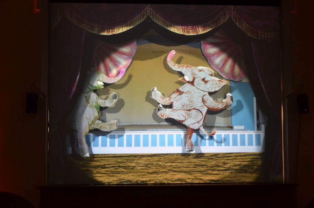 Trpaskop, štěkafon v původní Trnkově skříni, mluvící velryba nebo sloni tančící rockenroll, k tomu možnost jezdit na tříkolce a snažit se dohonit animovaného kocoura. Expozici, která rozhýbala příběh jedné z dodnes nejoblíbenějších Trnkových knih, dětské klasiky Zahrada, připravili jeho syn Jan a vnuk Matyáš. Shodně ji nazývají „Originální kybernetoskop“, tedy unikátní instalace na pomezí divadla, výstavy a animovaného filmu. (foto: E. Kriegerová, 26.2.2015)