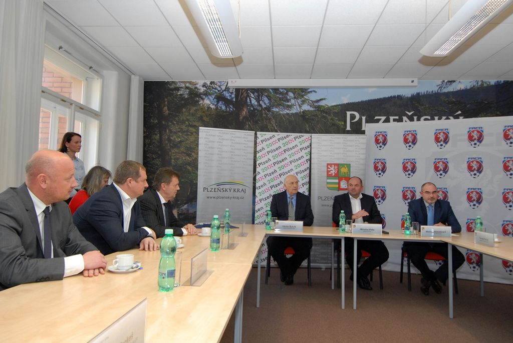 Koncentrace největších fotbalových talentů na jednom místě a jejich výchova v jedné z klíčových fází kariéry za dohledu špičkových odborníků a v odpovídajících podmínkách. Takový je smysl fotbalových akademií, které si kladou za cíl také všeobecný pohybový rozvoj jednotlivce v symbióze se vzdělávacím procesem a sportovním růstem. První pilotní projekt vzniká v Plzni díky spolupráci Fotbalové asociace České republiky (FAČR), Plzeňského kraje, města Plzeň a FC Viktoria Plzeň. (foto: 27.2.2015)