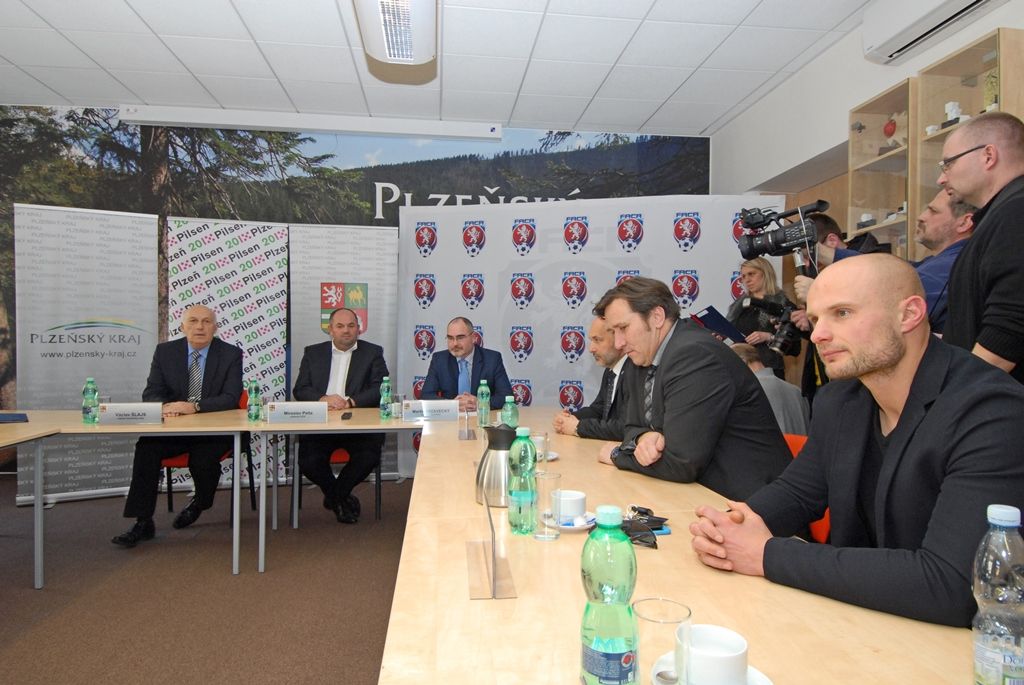 Koncentrace největších fotbalových talentů na jednom místě a jejich výchova v jedné z klíčových fází kariéry za dohledu špičkových odborníků a v odpovídajících podmínkách. Takový je smysl fotbalových akademií, které si kladou za cíl také všeobecný pohybový rozvoj jednotlivce v symbióze se vzdělávacím procesem a sportovním růstem. První pilotní projekt vzniká v Plzni díky spolupráci Fotbalové asociace České republiky (FAČR), Plzeňského kraje, města Plzeň a FC Viktoria Plzeň. (foto: 27.2.2015)