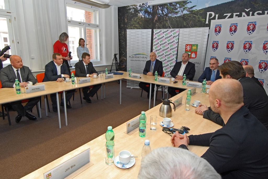 Koncentrace největších fotbalových talentů na jednom místě a jejich výchova v jedné z klíčových fází kariéry za dohledu špičkových odborníků a v odpovídajících podmínkách. Takový je smysl fotbalových akademií, které si kladou za cíl také všeobecný pohybový rozvoj jednotlivce v symbióze se vzdělávacím procesem a sportovním růstem. První pilotní projekt vzniká v Plzni díky spolupráci Fotbalové asociace České republiky (FAČR), Plzeňského kraje, města Plzeň a FC Viktoria Plzeň. (foto: 27.2.2015)