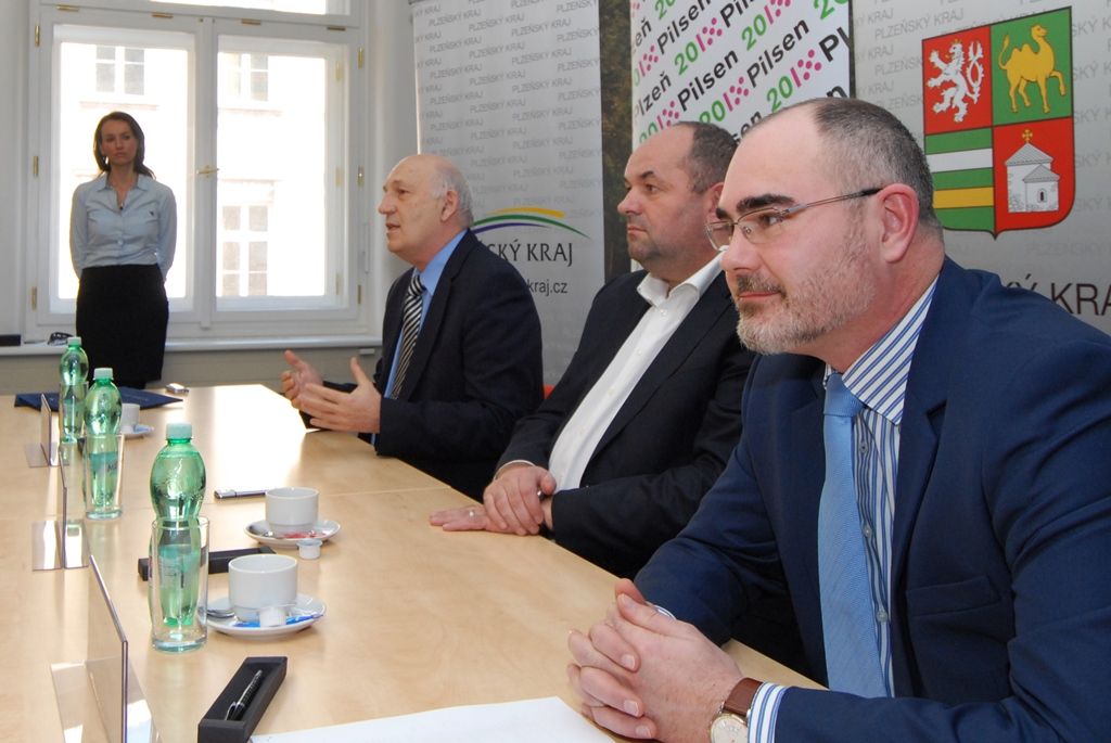 Koncentrace největších fotbalových talentů na jednom místě a jejich výchova v jedné z klíčových fází kariéry za dohledu špičkových odborníků a v odpovídajících podmínkách. Takový je smysl fotbalových akademií, které si kladou za cíl také všeobecný pohybový rozvoj jednotlivce v symbióze se vzdělávacím procesem a sportovním růstem. První pilotní projekt vzniká v Plzni díky spolupráci Fotbalové asociace České republiky (FAČR), Plzeňského kraje, města Plzeň a FC Viktoria Plzeň. (foto: 27.2.2015)