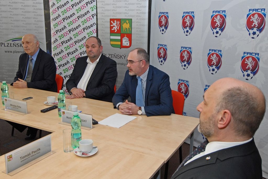 Koncentrace největších fotbalových talentů na jednom místě a jejich výchova v jedné z klíčových fází kariéry za dohledu špičkových odborníků a v odpovídajících podmínkách. Takový je smysl fotbalových akademií, které si kladou za cíl také všeobecný pohybový rozvoj jednotlivce v symbióze se vzdělávacím procesem a sportovním růstem. První pilotní projekt vzniká v Plzni díky spolupráci Fotbalové asociace České republiky (FAČR), Plzeňského kraje, města Plzeň a FC Viktoria Plzeň. (foto: 27.2.2015)