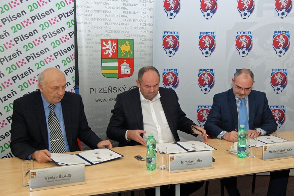 Koncentrace největších fotbalových talentů na jednom místě a jejich výchova v jedné z klíčových fází kariéry za dohledu špičkových odborníků a v odpovídajících podmínkách. Takový je smysl fotbalových akademií, které si kladou za cíl také všeobecný pohybový rozvoj jednotlivce v symbióze se vzdělávacím procesem a sportovním růstem. První pilotní projekt vzniká v Plzni díky spolupráci Fotbalové asociace České republiky (FAČR), Plzeňského kraje, města Plzeň a FC Viktoria Plzeň. (foto: 27.2.2015)