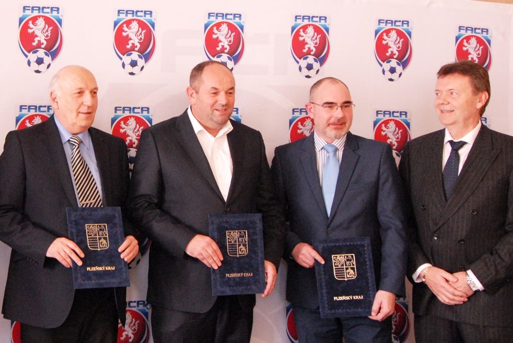 Koncentrace největších fotbalových talentů na jednom místě a jejich výchova v jedné z klíčových fází kariéry za dohledu špičkových odborníků a v odpovídajících podmínkách. Takový je smysl fotbalových akademií, které si kladou za cíl také všeobecný pohybový rozvoj jednotlivce v symbióze se vzdělávacím procesem a sportovním růstem. První pilotní projekt vzniká v Plzni díky spolupráci Fotbalové asociace České republiky (FAČR), Plzeňského kraje, města Plzeň a FC Viktoria Plzeň. (foto: 27.2.2015)