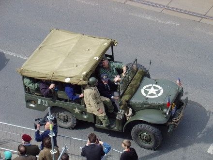 V sobotu od 11:00 hod. probíhala na Klatovské tř. přehlídka vojenské techniky nejenom 2. Světové války, ale i té současné. Historickými vozidly se tradičně svezli i veterání - většina z nich byla velmi dojatá přízní Plzeňanů.