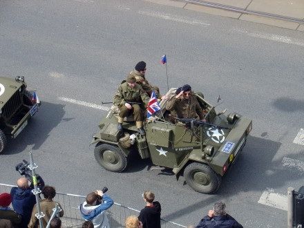 V sobotu od 11:00 hod. probíhala na Klatovské tř. přehlídka vojenské techniky nejenom 2. Světové války, ale i té současné. Historickými vozidly se tradičně svezli i veterání - většina z nich byla velmi dojatá přízní Plzeňanů.