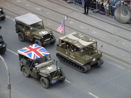 V sobotu od 11:00 hod. probíhala na Klatovské tř. přehlídka vojenské techniky nejenom 2. Světové války, ale i té současné. Historickými vozidly se tradičně svezli i veterání - většina z nich byla velmi dojatá přízní Plzeňanů.