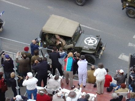 V sobotu od 11:00 hod. probíhala na Klatovské tř. přehlídka vojenské techniky nejenom 2. Světové války, ale i té současné. Historickými vozidly se tradičně svezli i veterání - většina z nich byla velmi dojatá přízní Plzeňanů.