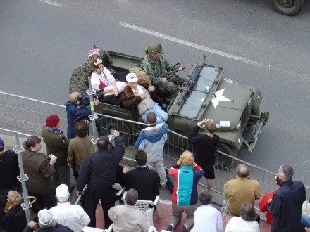 V sobotu od 11:00 hod. probíhala na Klatovské tř. přehlídka vojenské techniky nejenom 2. Světové války, ale i té současné. Historickými vozidly se tradičně svezli i veterání - většina z nich byla velmi dojatá přízní Plzeňanů.