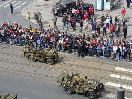 V sobotu od 11:00 hod. probíhala na Klatovské tř. přehlídka vojenské techniky nejenom 2. Světové války, ale i té současné. Historickými vozidly se tradičně svezli i veterání - většina z nich byla velmi dojatá přízní Plzeňanů.