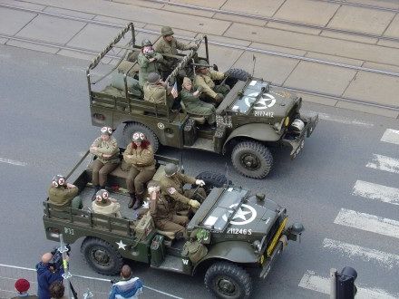V sobotu od 11:00 hod. probíhala na Klatovské tř. přehlídka vojenské techniky nejenom 2. Světové války, ale i té současné. Historickými vozidly se tradičně svezli i veterání - většina z nich byla velmi dojatá přízní Plzeňanů.